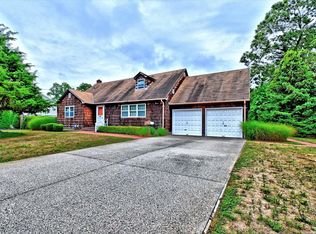 23 Bogel Rd, Bayport, NY 11705