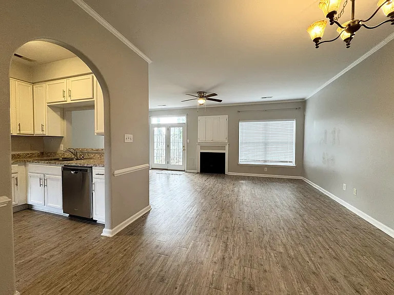 2309 Charing Cross Rd — Photo 5
