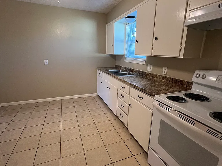 1535 Cleo St — Photo 4