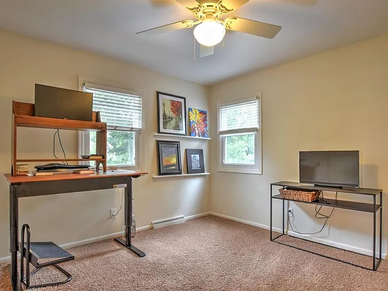 575 S Hillcrest Dr — Photo 2