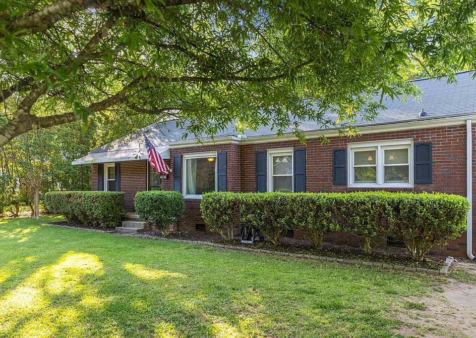 1st image of 124 Laurel Ave E