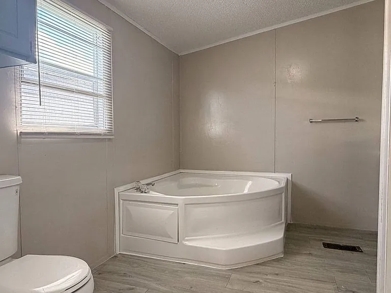 2112 Colonial Dr — Photo 5