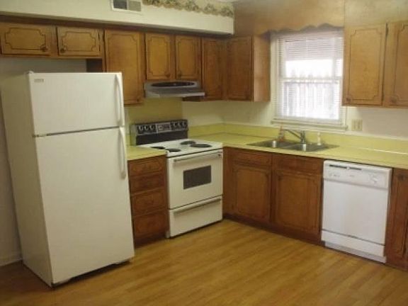 Kitchen Includes Dishwash
