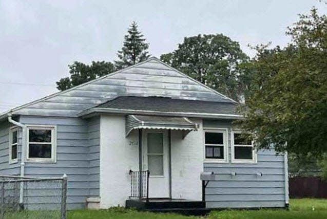 1st image of 2912 Custer Ave