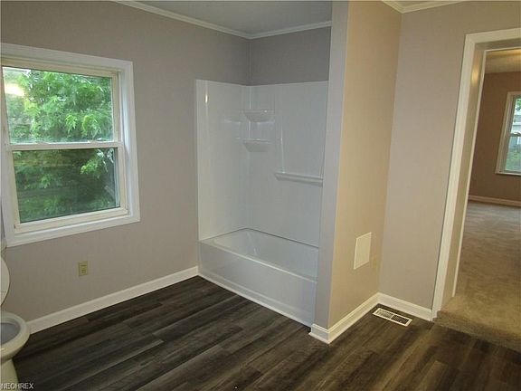 4th image of 2428 Willis St
