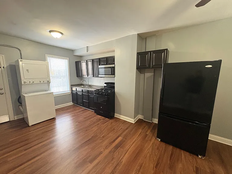 1521 Barclay St — Photo 6