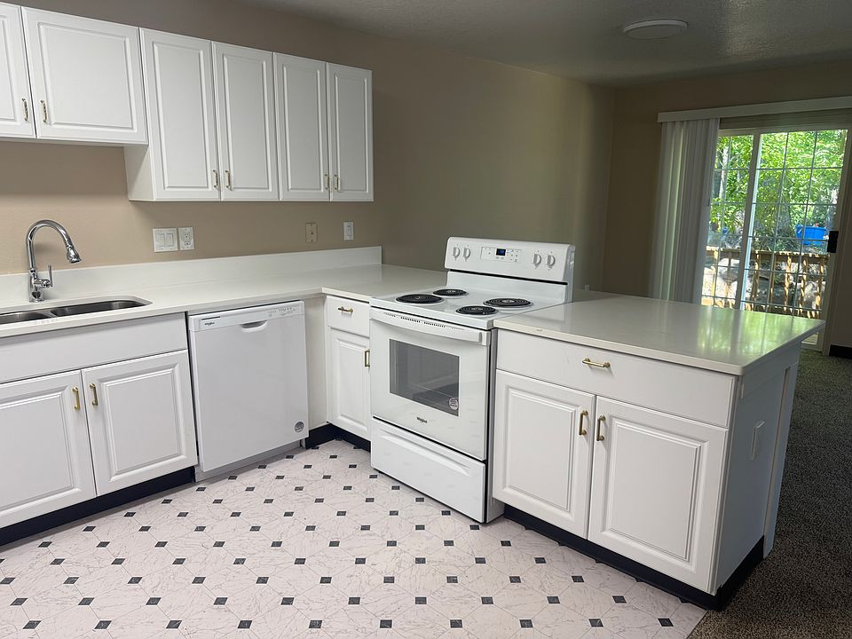 1st image of 20 Park Lane Pl Unit 7