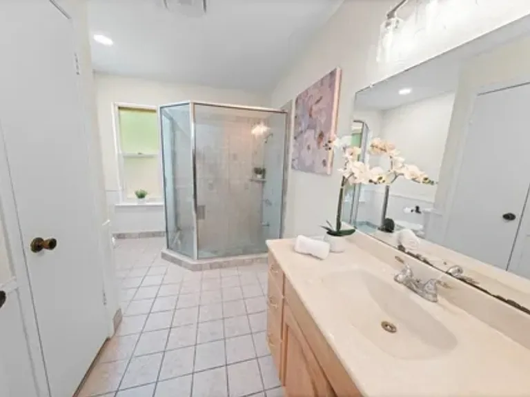 205 W Ash Ln — Photo 9