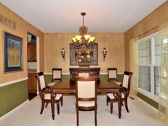 4th image of 714 Lakeshore Manor Ct