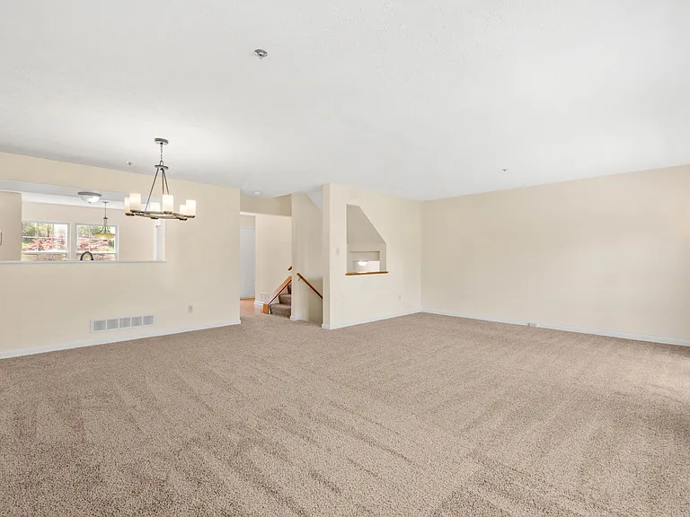 1036 Royal Dr — Photo 13