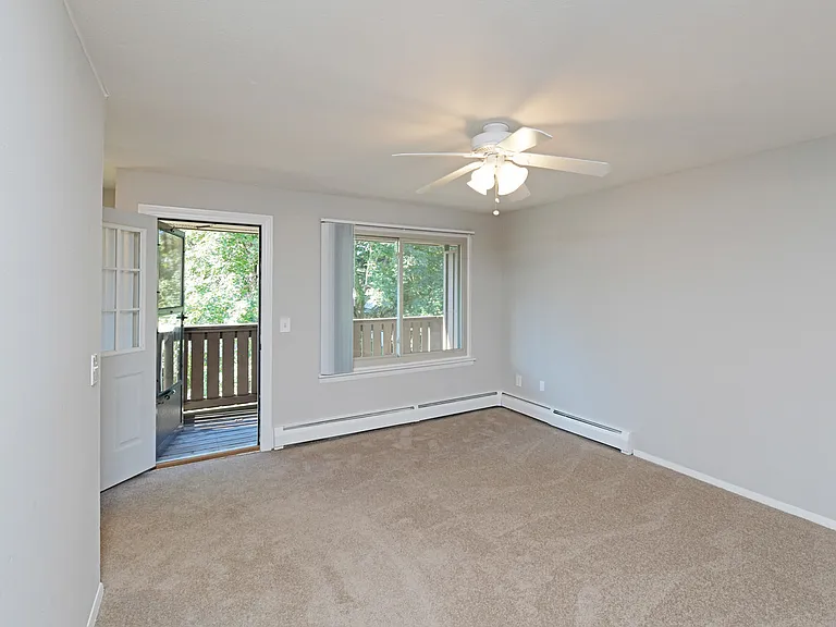 Bayside Country Club Apartments — Photo 37