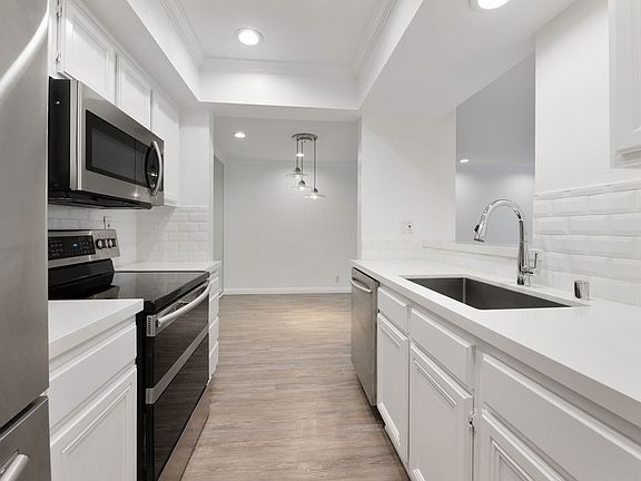 4th image of 906 N Doheny Dr