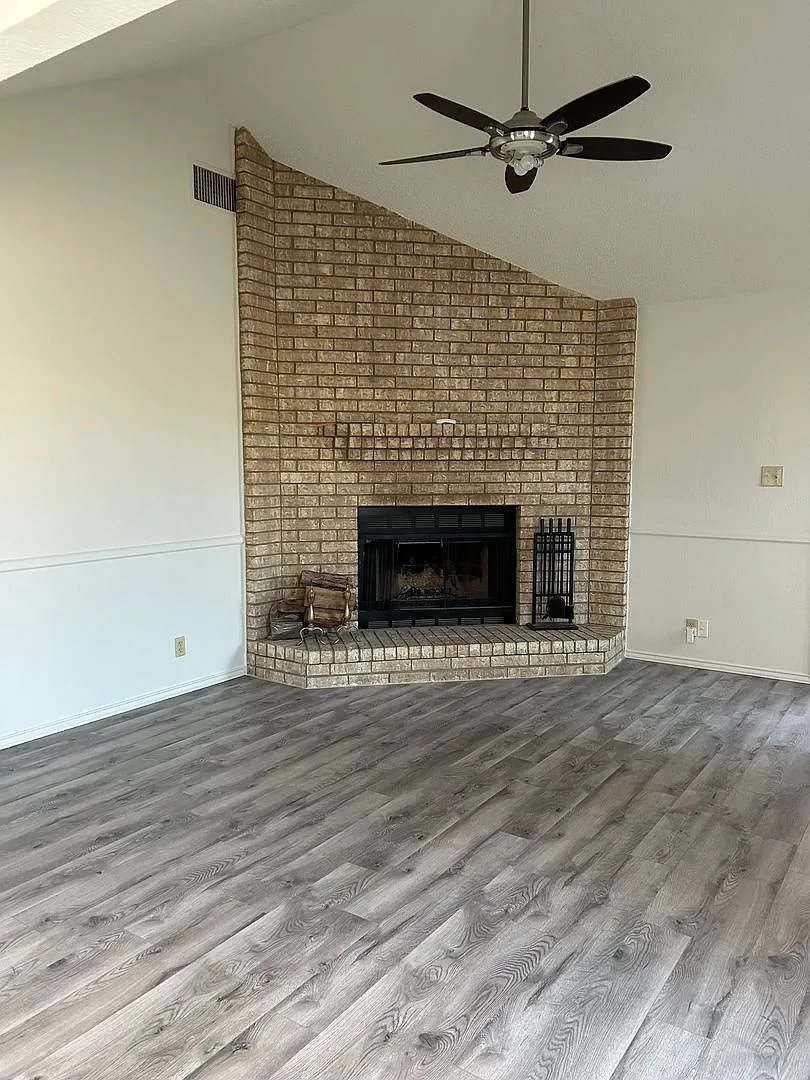 Beautiful Duplex in Esmond Estates — Photo 2