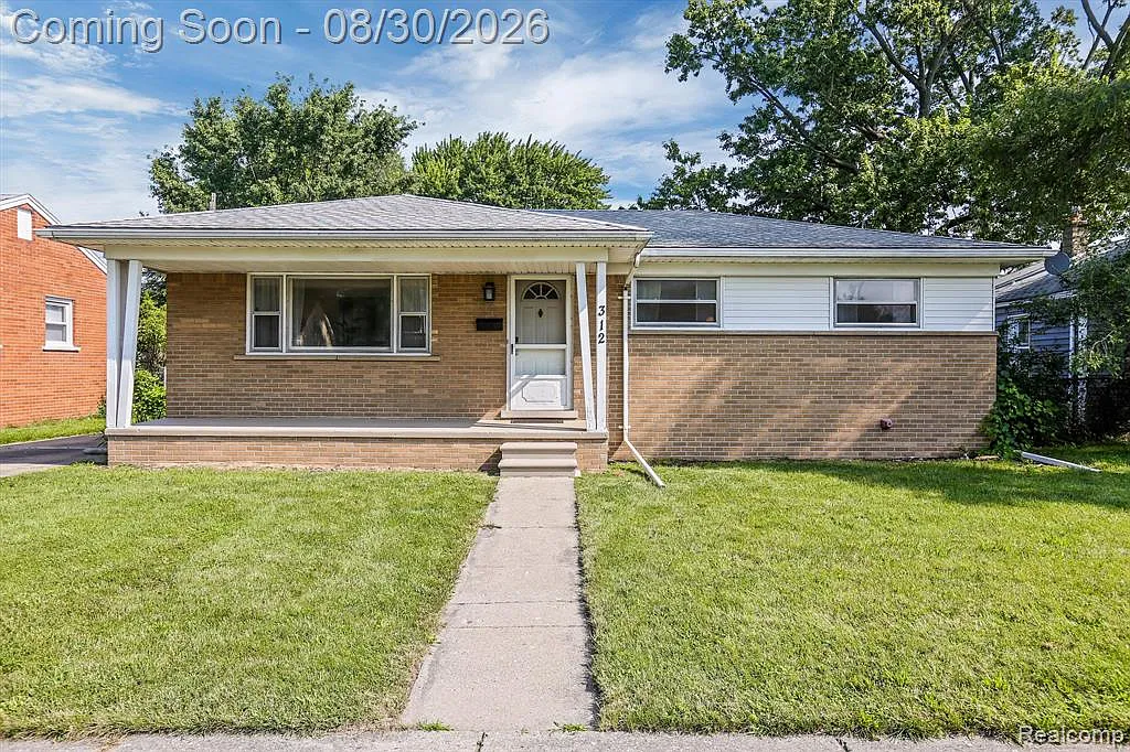 3 bed, 1.0 bath, 1025 sqft, $2,000 — Photo 1