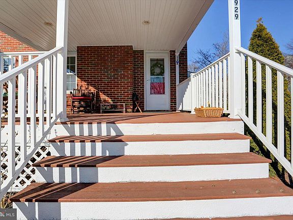 2nd image of 929 Dewey Ave