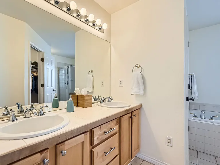 2524 Lexington St — Photo 15