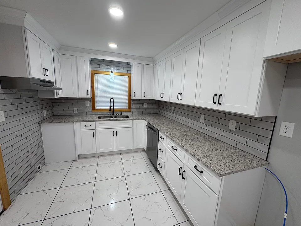 2435 Lexington Rd