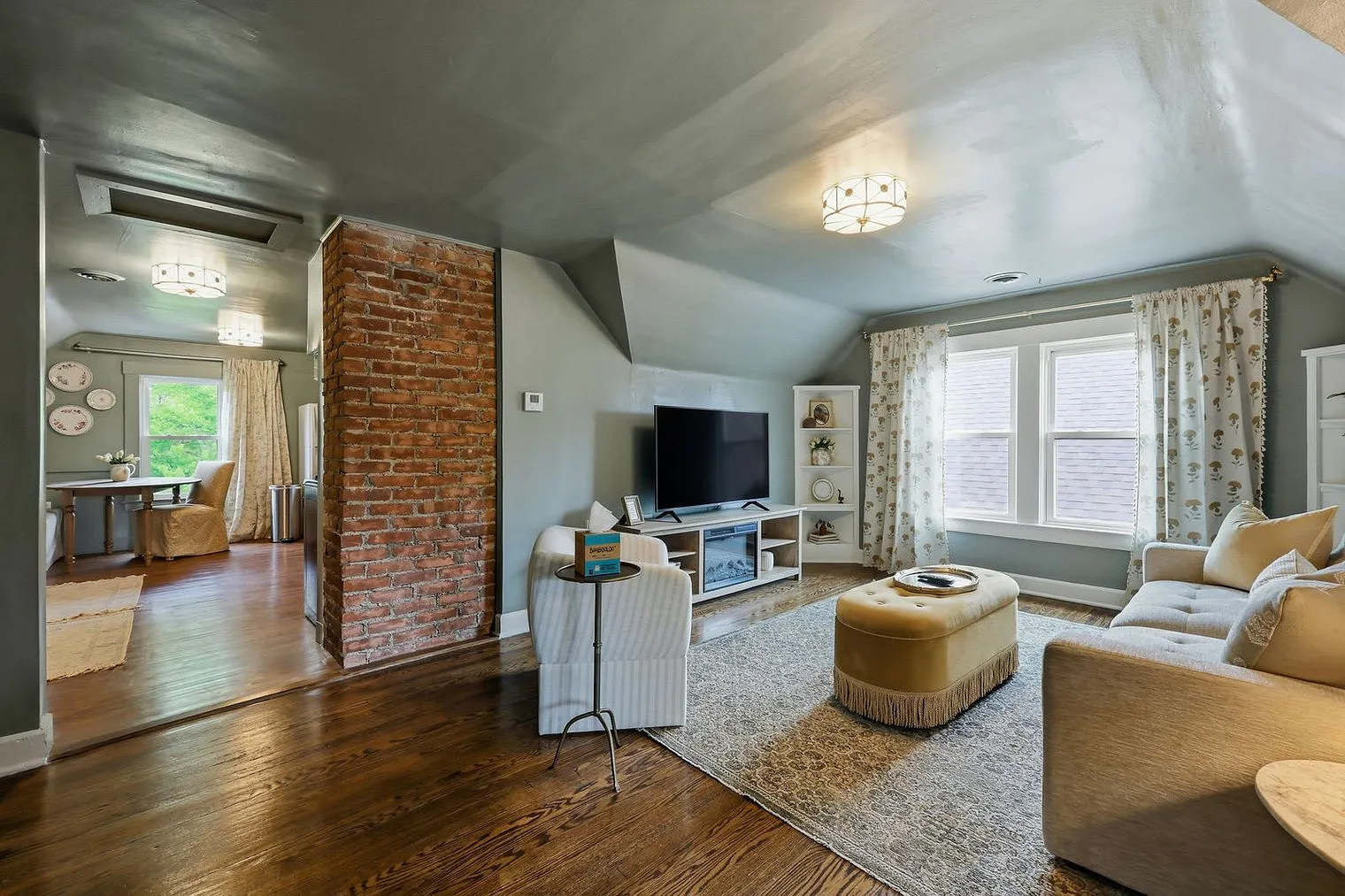 1 bed, 1.0 bath, 796 sqft, $1,896 — Photo 4