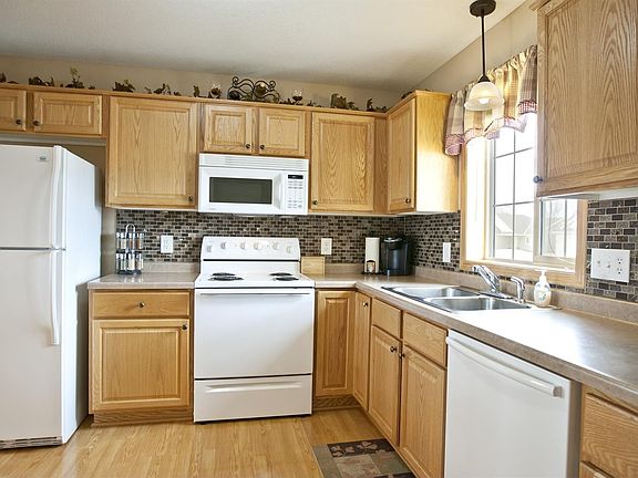3rd image of 1922 W Oakes Dr