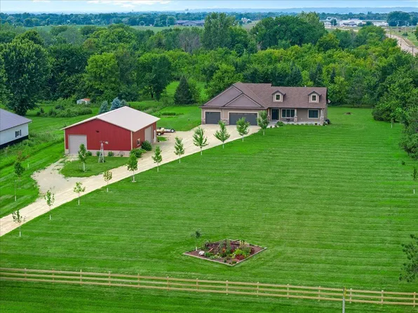 876 Clints Trl, Hudson, WI 54016