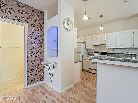 4th image of 5245 Tropical Peach Dr