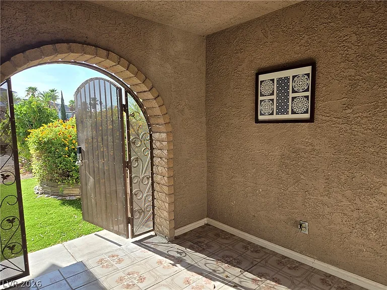 5945 N El Capitan Way — Photo 2