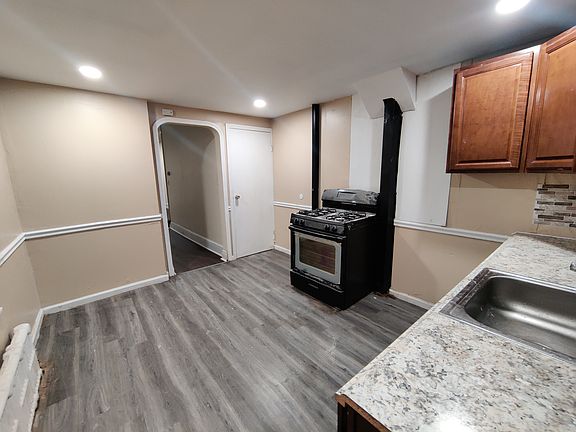 3rd image of 646 Corson St