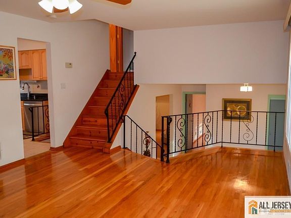 3rd image of 8 Sherwood Rd