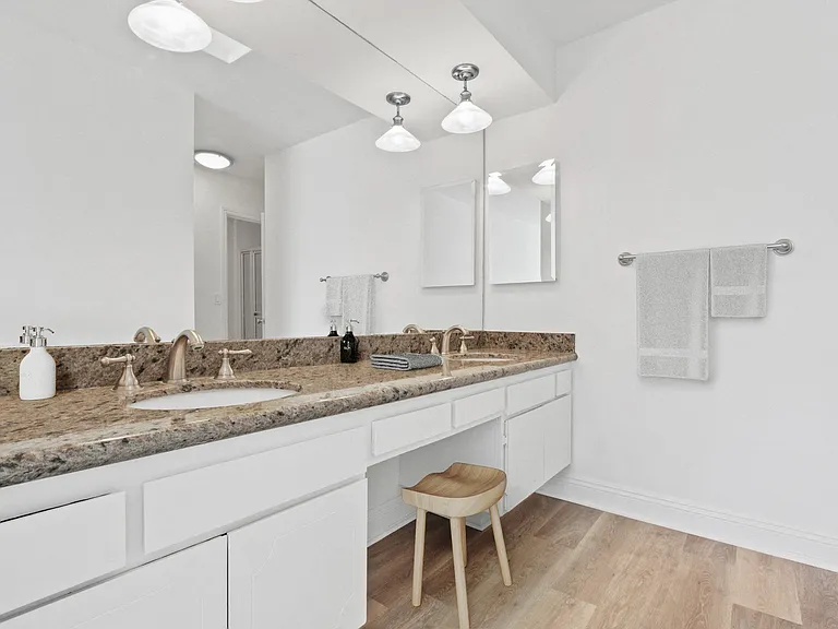 Rexford Drive Apartments — Photo 16