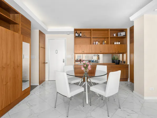 475 Park Avenue image 3 of 11