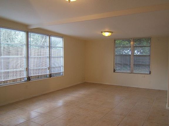 4th image of 2568 Hawthorne St