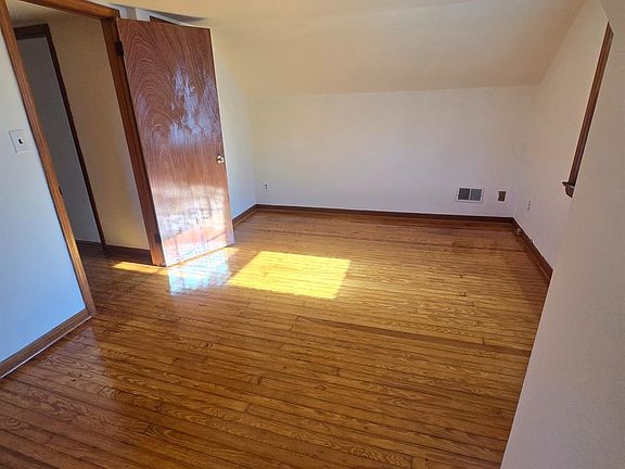4th image of 1712 Kenyon Ave