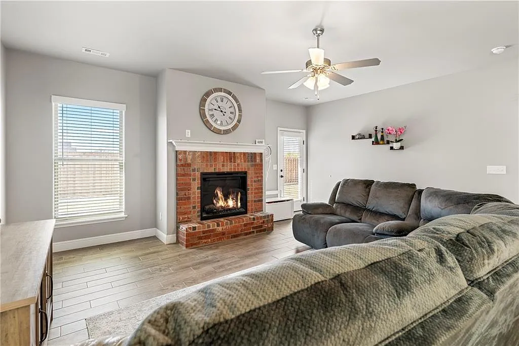 3 bed, 2.5 bath, 2140 sqft, $1,999 — Photo 2