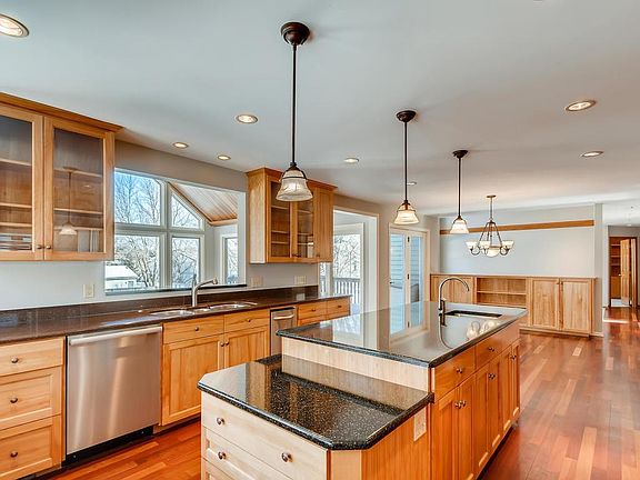 3rd image of 641 Hampshire Dr
