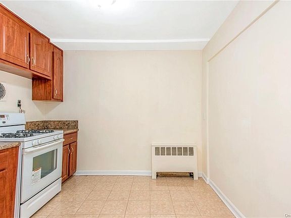 3rd image of 18 Leewood Cir APT 1R