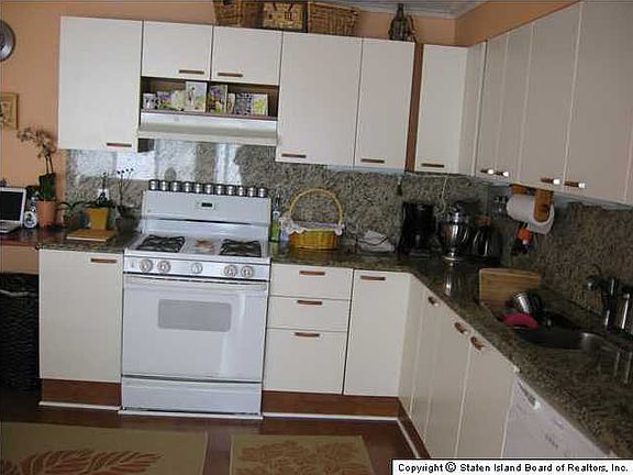 5th image of 212 Essex Dr