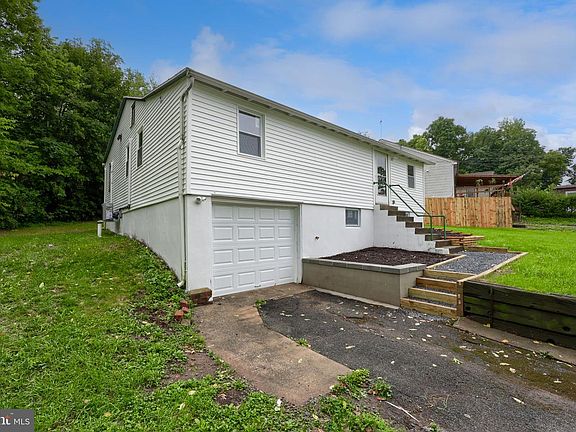 3rd image of 4 Elm Dr