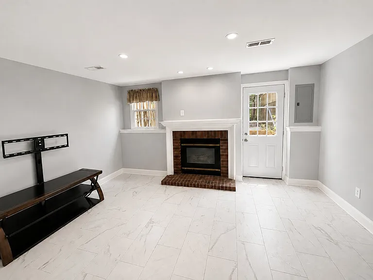 6103 Beddingfield Ct — Photo 8