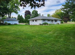 21521 W Woodland Dr, New Berlin, WI 53146