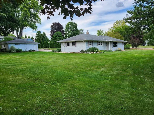 21521 West Woodland DRIVE, New Berlin, WI 53146
