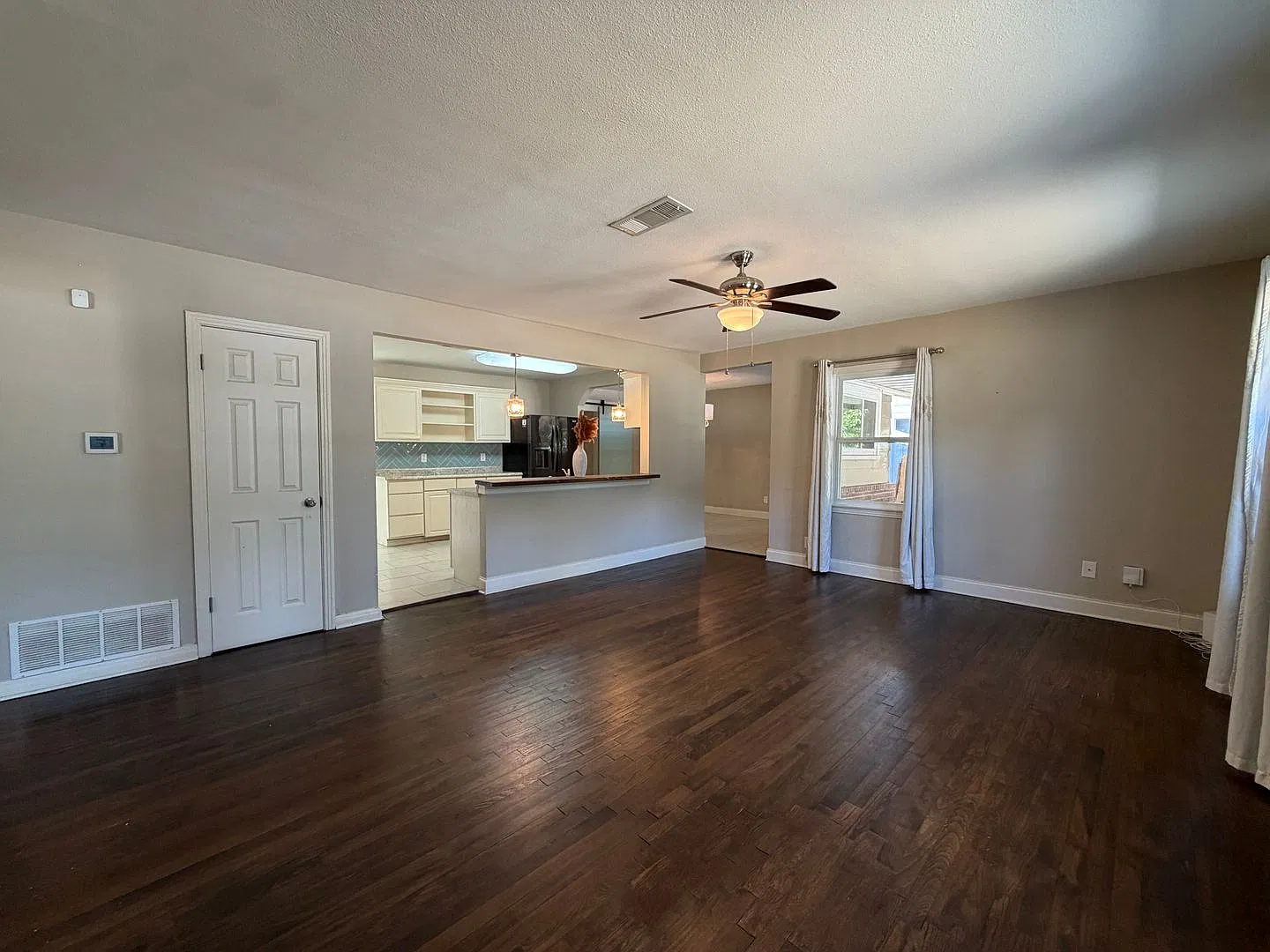 Available Now 3 Bedroom 2 Bath Home Near River Oaks Area — Photo 2