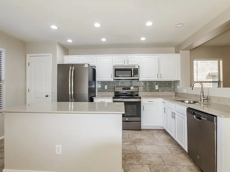 18538 W Fairway Dr — Photo 7