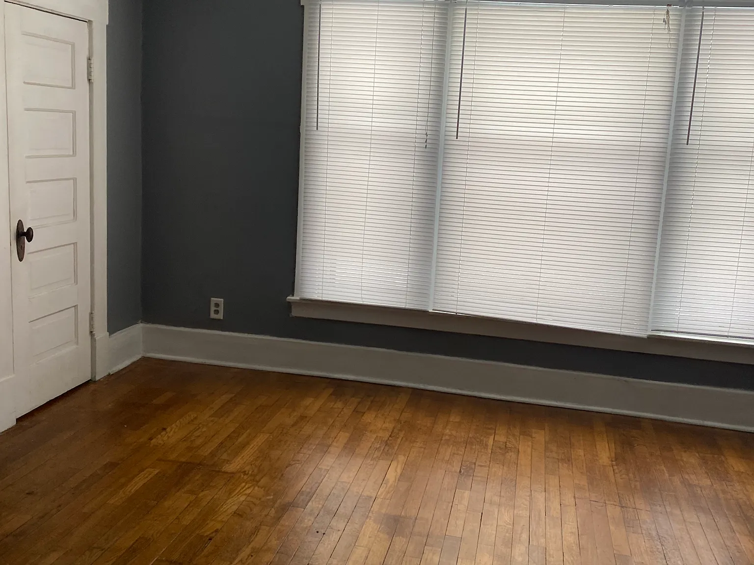 906 Larned St — Photo 3