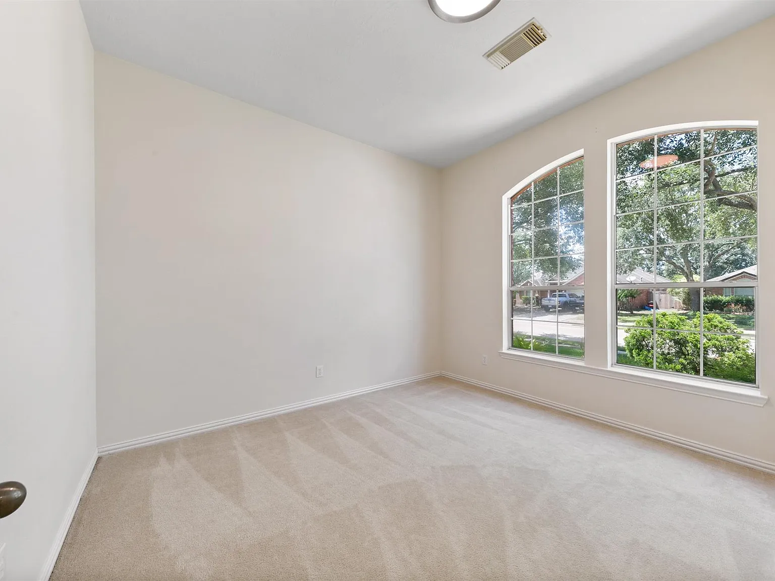 4 bed, 2.0 bath, 2630 sqft, $2,595 — Photo 4