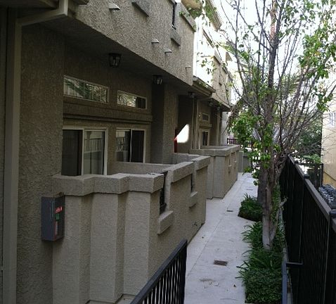 4th image of 13250 Moorpark St APT 7