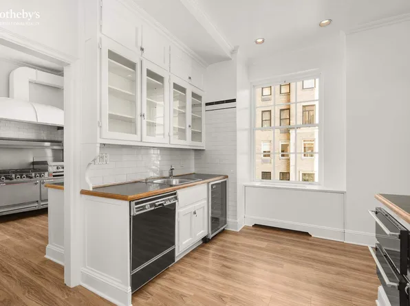 435 East 52nd Street image 14 of 33