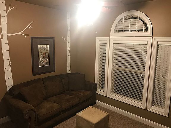 3rd bedroom, double closet
