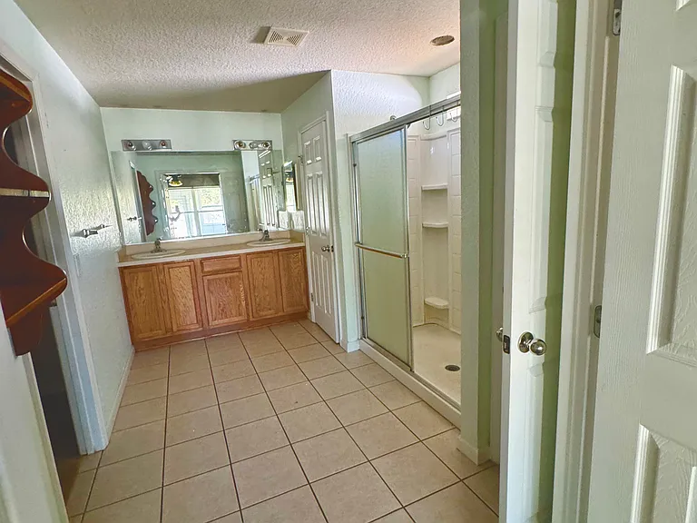5681 SW 39th St — Photo 10