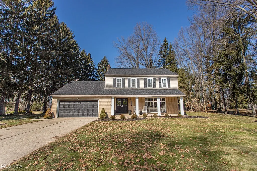 8995 Singing Hills Dr NE photo 1