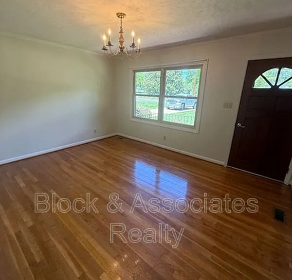 304 Swaim St — Photo 4